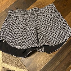 Lululemon Choose a Side Short 
Reversible size 6